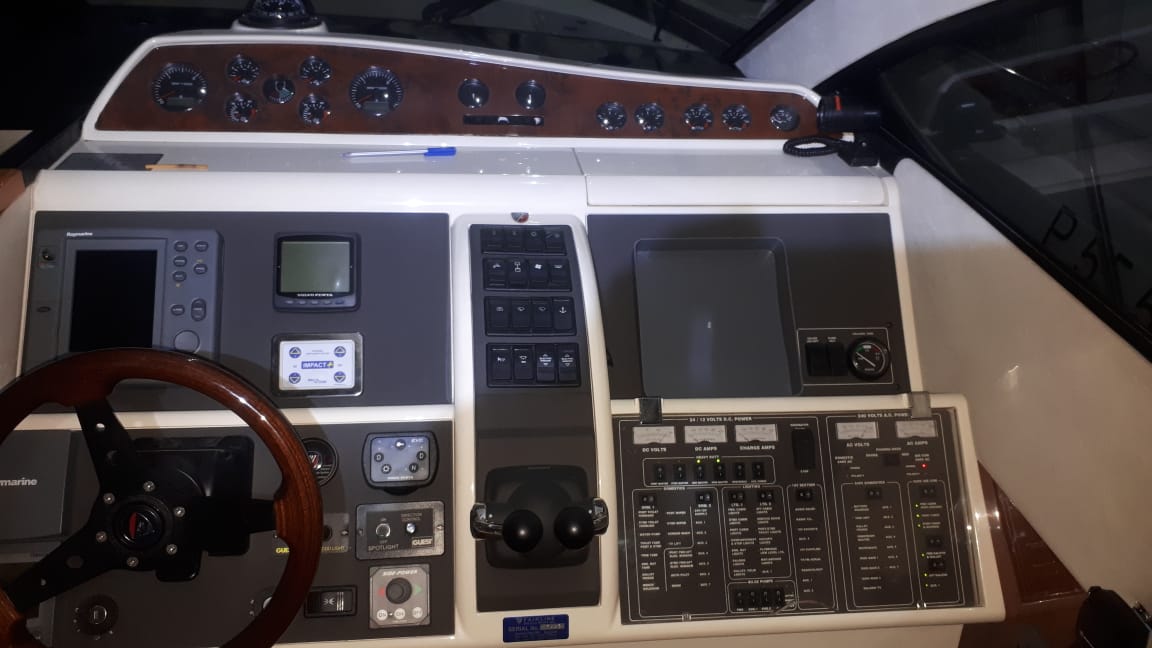 Замена навигации, установка видеонаблюдения с переделкой панели рубки на Fairline Phantom 50 